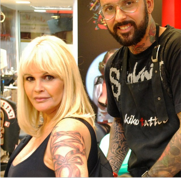 Monique Evans aparece com nova tatuagem