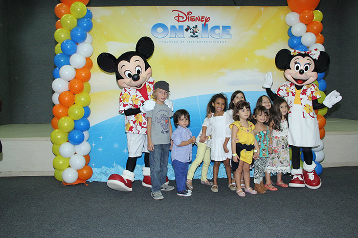 Thiago Lacerda e Cássio Reis levam os filhos em espetáculo da Disney