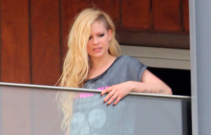 Avril Lavigne aparece na sacada do hotel no Rio de Janeiro