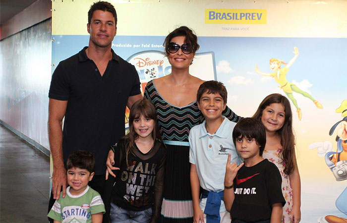 Estilosa, Juliana Paes vai com a família conferir o Disney On Ice