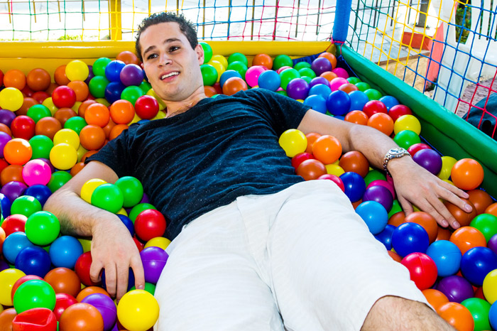 Pedro Leonardo brincou na piscina de bolinhas