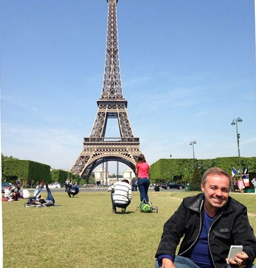 Gugu Liberato deseja bom dia direto da Torre Eiffel, em Paris