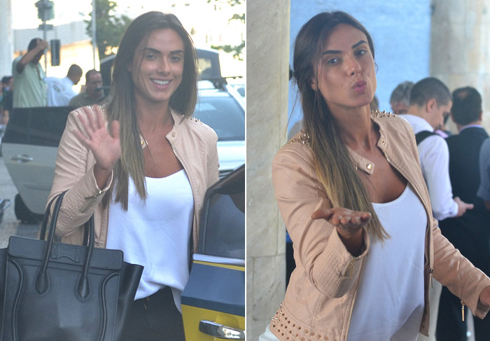 Nicole Bahls manda beijinho ao desembarcar no Rio de Janeiro