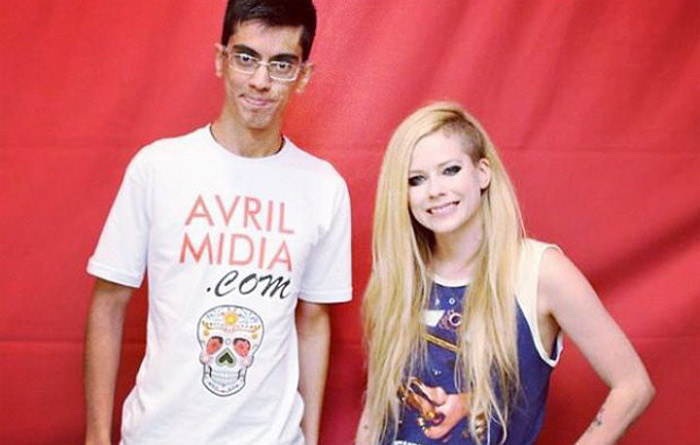 Fãs pagam R$ 800 para tirar foto com Avril Lavigne sem poder encostar nela