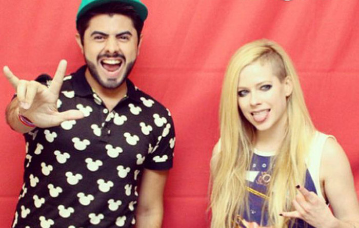 Fãs pagam R$ 800 para tirar foto com Avril Lavigne sem poder encostar nela