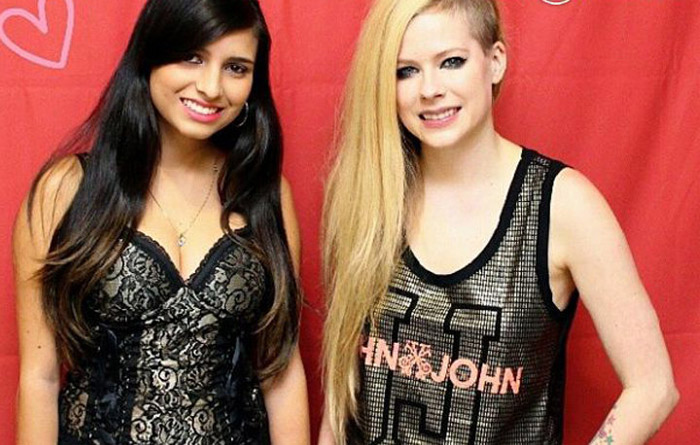 Fãs pagam R$ 800 para tirar foto com Avril Lavigne sem poder encostar nela