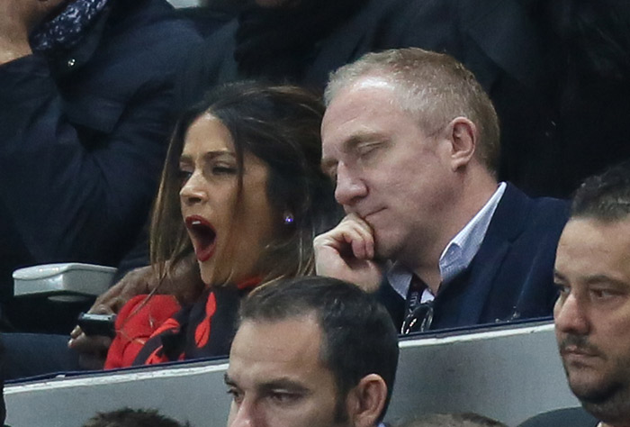 Salma Hayek e o marido ficam com sono em jogo de futebol