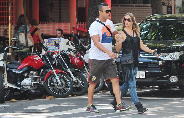 Depois de dar palestra em colégio no Rio, Vitor Belfort e Joana Prado almoçam juntos