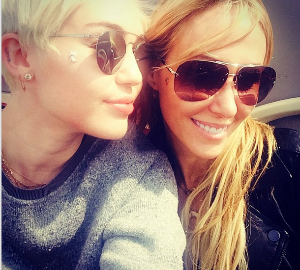 Miley Cyrus  e a mãe exibem joias semelhantes em passeio por Londres