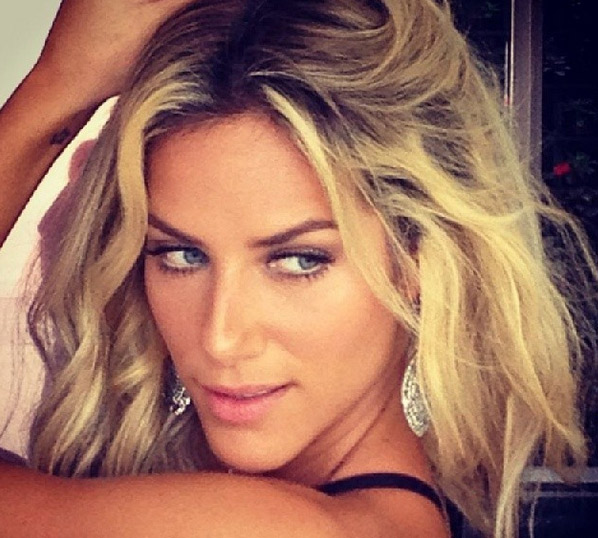  Giovanna Ewbank posa de lingerie para nova campanha