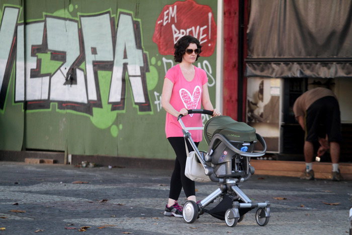  Larissa Maciel leva sua filha para passear na Barra da Tijuca