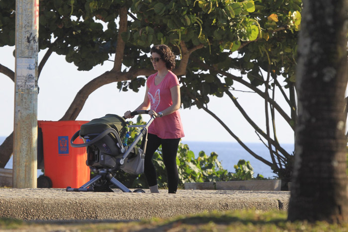  Larissa Maciel leva sua filha para passear na Barra da Tijuca