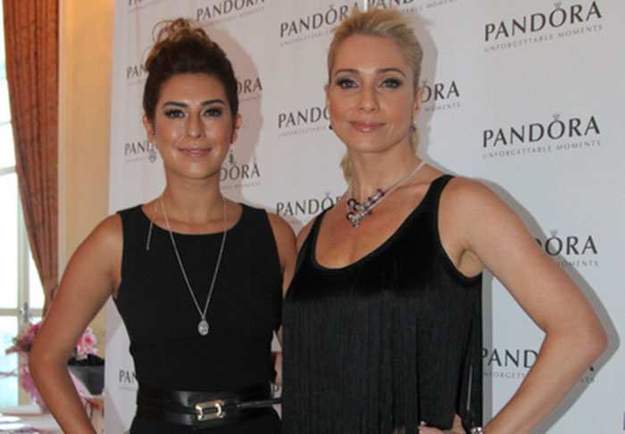 Famosos participam do Fashion Tea, no Copacabana Palace