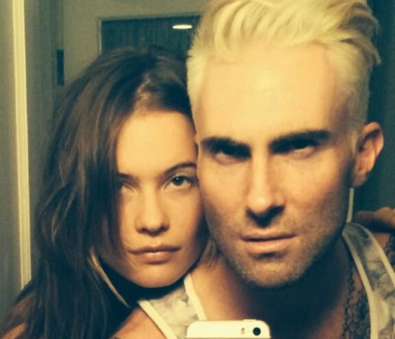 Adam Levine investe em nova cor de cabelo