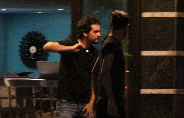  Wagner Moura é flagrado deixando hotel, no Rio de Janeiro