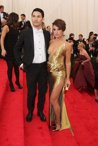 Lea Michele deixou as pernas de fora e chegou acompanhada ao baile. A estrela de Glee também ousou no decote do vestido