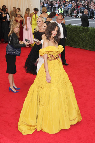 O vestido de Katie Holmes não agradou à crítica de moda na festa. A inspiração na princesa Bela, da Disney não funcionou para a ex-esposa de Tom Cruise