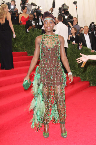 Lupita NyongO  usou uma Prada todo cheio de pedras verdes para o evento e atraiu a atenção dos fotógrafos e críticos. 