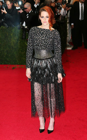 Kristen Stewart chegou de Dior no baile de gala no Museu Metropolitano de Nova York