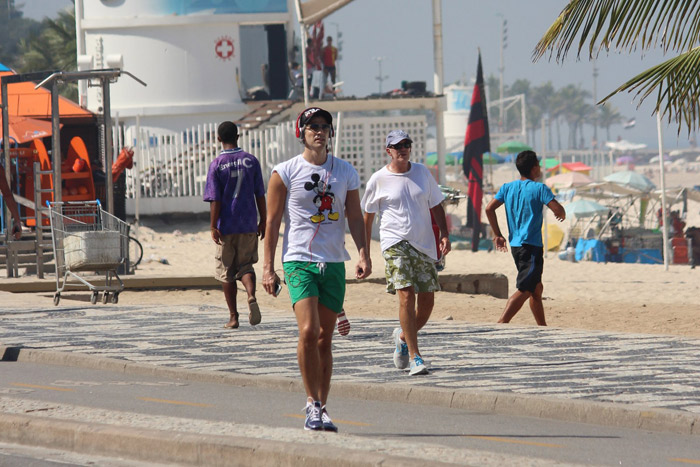 Reynaldo Gianecchini corre pela orla de Ipanema no Rio