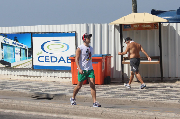 Reynaldo Gianecchini corre pela orla de Ipanema no Rio