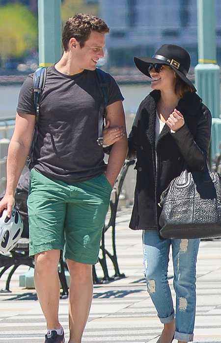 Lea Michele passeia com o novo affair em clima de romance