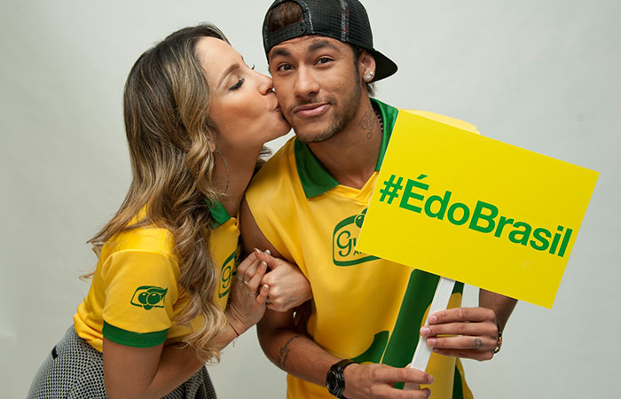  Claudia Leitte e Neymar se divertem em estúdio fotográfico