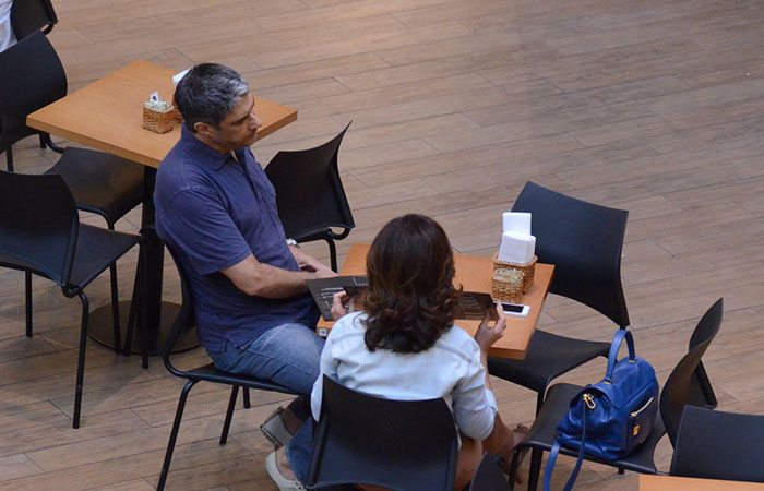 William Bonner e Fátima Bernardes batem perna em shopping carioca