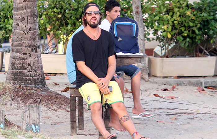 Paulo Vilhena passa a tarde com amigos na Praia da Barra da Tijuca