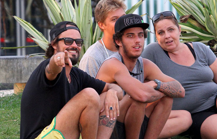 Paulo Vilhena passa a tarde com amigos na Praia da Barra da Tijuca