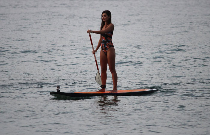  Letícia Wiermann é flagrada praticando stand up paddle no Rio de Janeiro