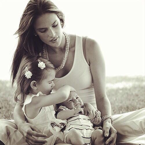 Alessandra Ambrósio posta foto de momento carinhoso com os filhos