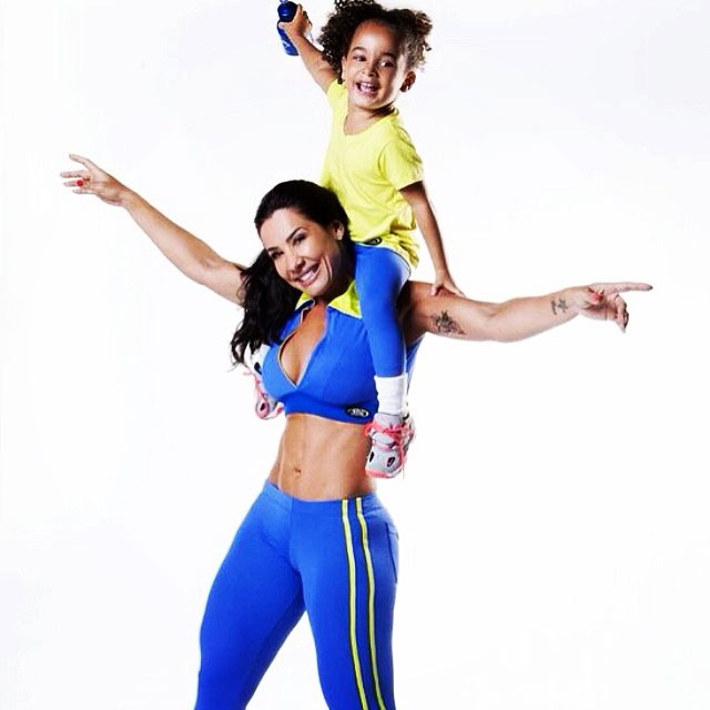 Scheila Carvalho posa para foto com a filha no ombro