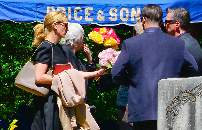 Julia Roberts vai ao funeral da meia-irmã