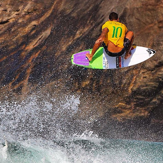  Pedro Scooby homenageia seleção de futebol em campeonato de surf 