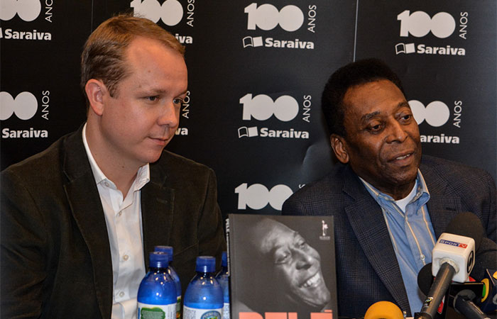 Em véspera de Copa do Mundo, Pelé lança livro sobre futebol