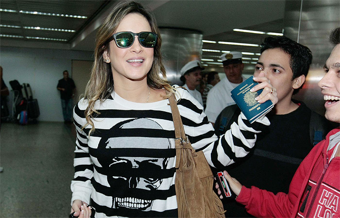 Fãs recepcionam Claudia Leitte em aeroporto de São Paulo