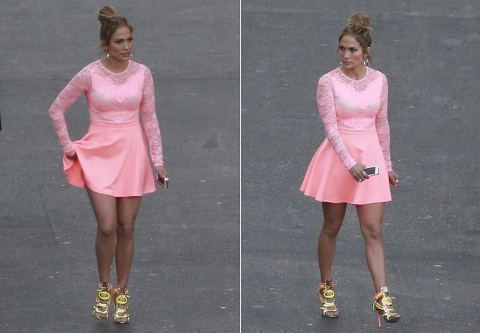 Com look toda rosa, Jennifer Lopez deixa pernas à mostra