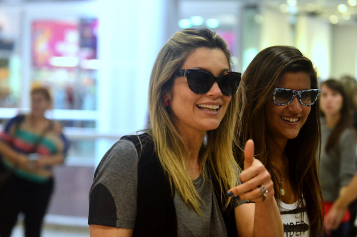 Sorridentes, Flávia Alessandra e a filha embarcam em aeroporto no Rio de Janeiro
