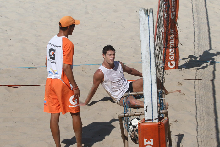 José Loreto fica com a camiseta molhada ao entrar no mar vestido