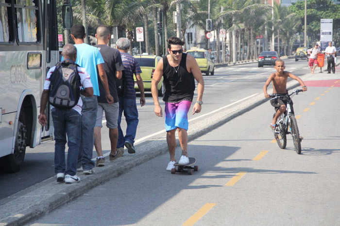 Ex-BBB Junior anda de skate pela orla de Ipanema