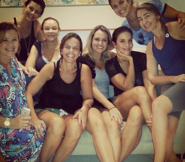 Ivete Sangalo almoça com amigas em Salvador