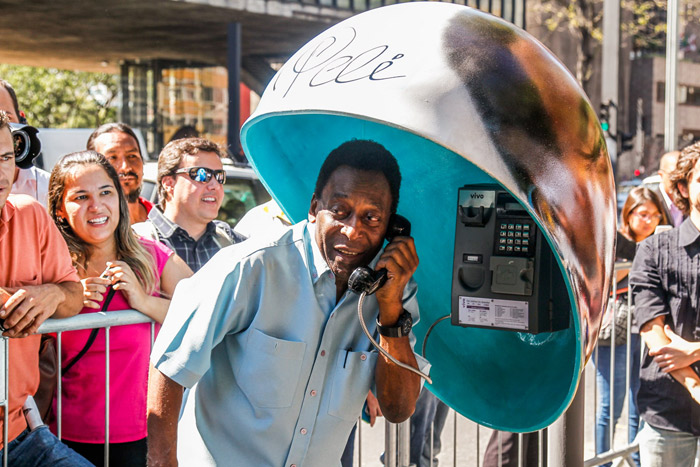 Pelé inagura orelhão customizado em sua homenagem na avenida Paulista