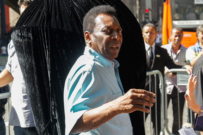 Pelé inagura orelhão customizado em sua homenagem na avenida Paulista