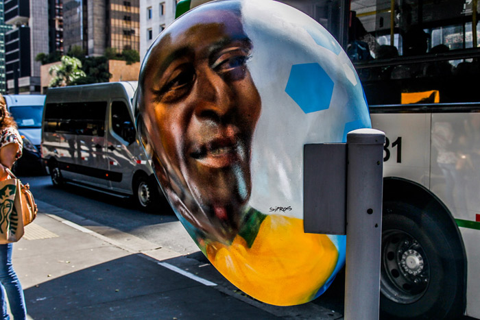 Pelé inagura orelhão customizado em sua homenagem na avenida Paulista