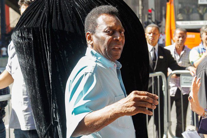 Pelé inagura orelhão customizado em sua homenagem na avenida Paulista