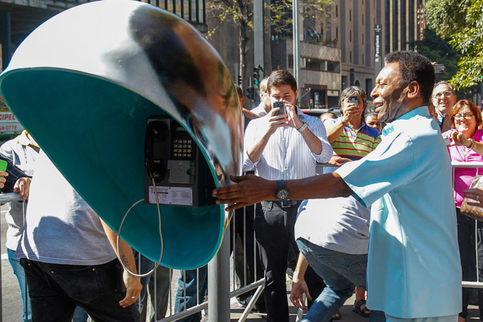 Pelé inagura orelhão customizado em sua homenagem na avenida Paulista