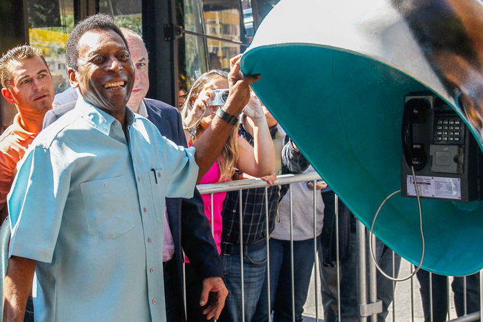 Pelé inagura orelhão customizado em sua homenagem na avenida Paulista