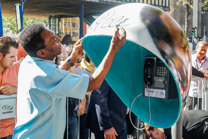 Pelé inagura orelhão customizado em sua homenagem na avenida Paulista