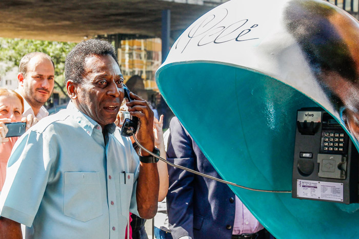 Pelé inagura orelhão customizado em sua homenagem na avenida Paulista